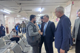 وزير الداخلية يتفقد مديرية الأحوال المدنية والجوازات في إربد ويؤكد تحسين الخدمات