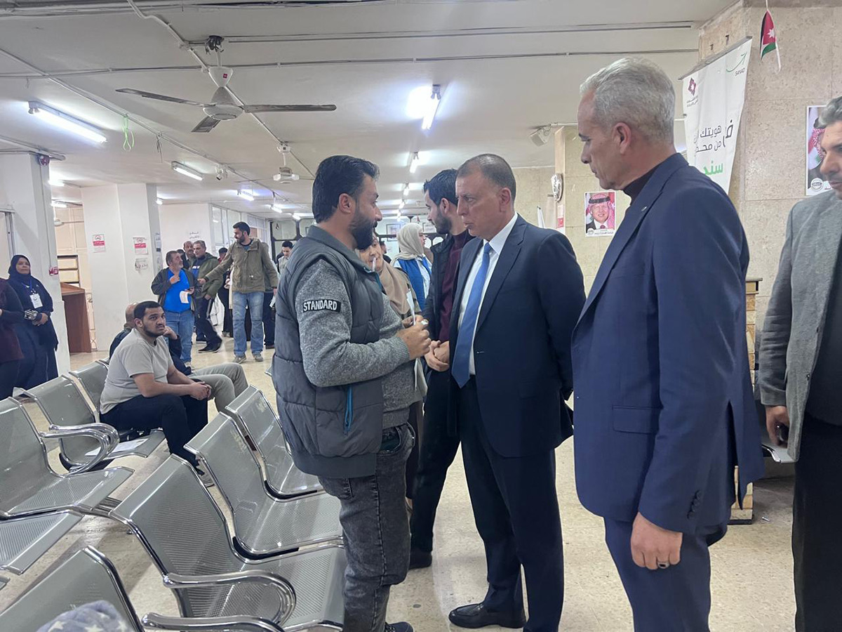 وزير الداخلية يتفقد مديرية الأحوال المدنية والجوازات في إربد ويؤكد تحسين الخدمات