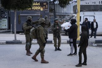 تصعيد إسرائيلي بالضفة: حملة اعتقالات تطال العشرات وإنذارات بهدم 11 منزلاً ومنشأة في القدس