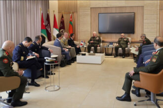 رئيس هيئة الأركان المشتركة يبحث مع نظيره الفرنسي سبل تعزيز التعاون العسكري