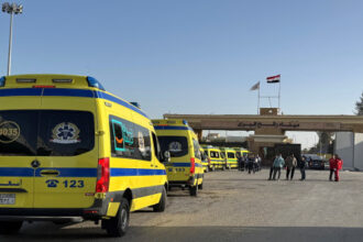 وصول أولى دفعات الجرحى والمرضى الفلسطينيين إلى الجانب المصري من معبر رفح