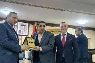 إشهار كتاب “الصعود من المنتصف” لثائر عاشور في الزرقاء