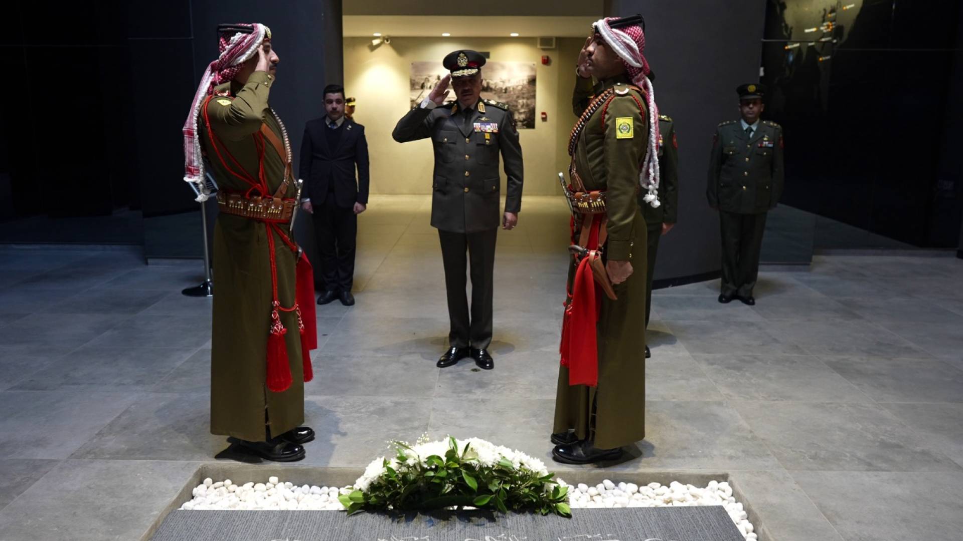 الفريق أحمد فتحي يزور صرح الشهيد