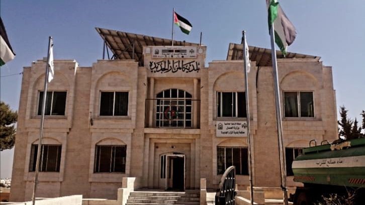 بلدية المزار الشمالي تغلق محطة غسيل مركبات لمخالفات بيئية