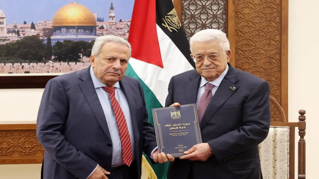 رئيس دولة فلسطين يتسلم النسخة الأولى من مسودة الدستور المؤقت