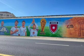 ثقافة الزرقاء تنفذ جدارية وطنية ضخمة لدعم المنتخب الأردني في مونديال 2026
