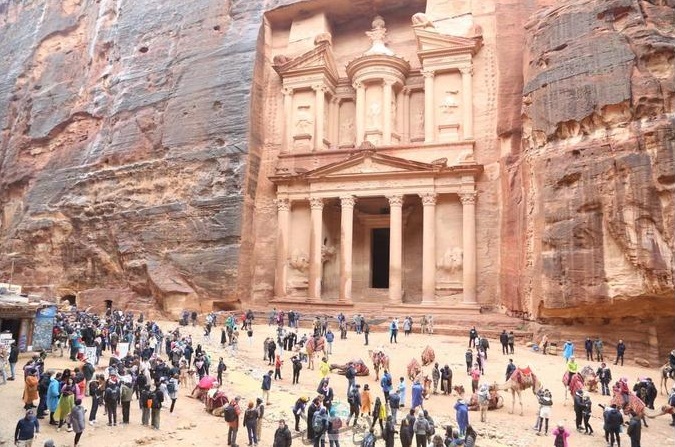 اعتدال الأجواء يعزز الحركة السياحية والتجارية في لواء البترا