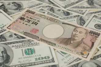 تراجع الدولار أمام الين الياباني