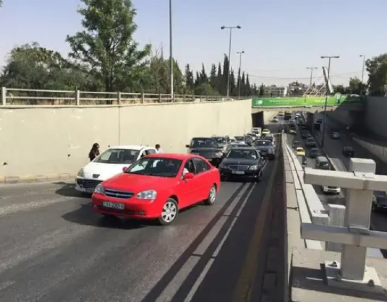 إدارة السير تتعامل مع انقلاب مركبة وأعطال فنية في عمان