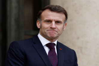 ماكرون يدعو لاقتراض أوروبي مشترك بـ "سندات اليورو" لكسر هيمنة الدولار