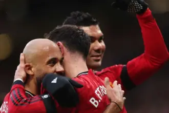 بطاقة حمراء تمنح مانشستر يونايتد التفوق على توتنهام ويعزز موقعه في المربع الذهبي