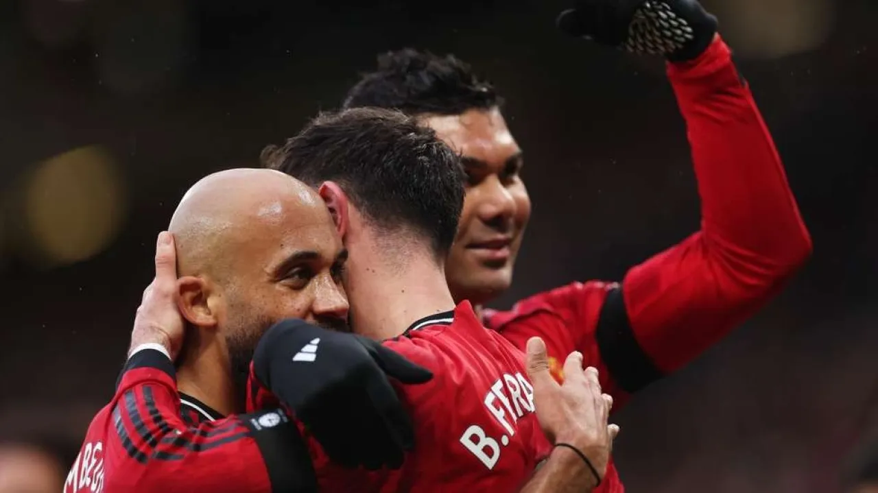 بطاقة حمراء تمنح مانشستر يونايتد التفوق على توتنهام ويعزز موقعه في المربع الذهبي