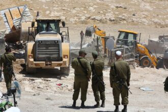 الاحتلال يهدم منشآت بالأغوار ويصيب فلسطينيين برصاص قلنديا مع اقتحام مستوطنين للأقصى