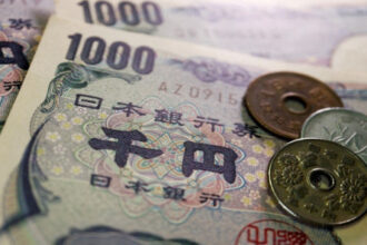 الين الياباني ينخفض مقابل الدولار بعد فوز ساناي تاكايتشي بانتخابات اليابان