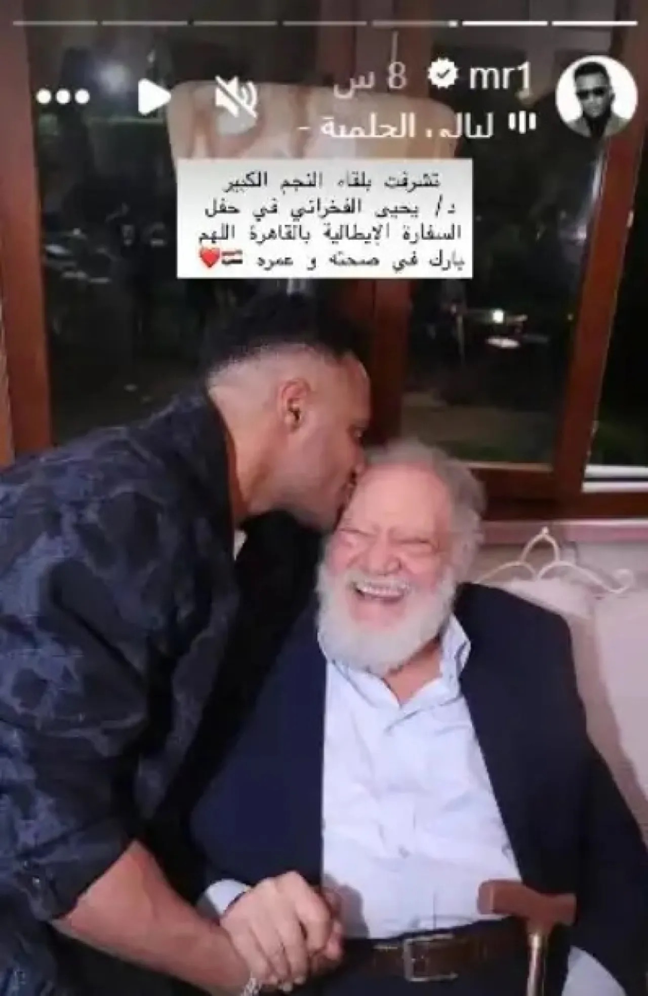 محمد رمضان يقبّل رأس يحيى الفخراني ويخطف تفاعلًا واسعًا على مواقع التواصل