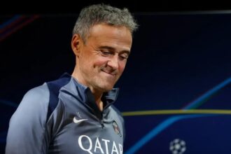 لويس إنريكي يرفض مانشستر يونايتد ويفضّل البقاء مع باريس