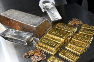 الذهب والفضة ينتفضان مجدداً: رحلة العودة للمكاسب بعد صدمة بيانات الوظائف الأميركية