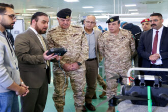رئيس هيئة الأركان يزور مصنع “TechLine” للاطلاع على أحدث تقنيات الاتصالات والدفاع