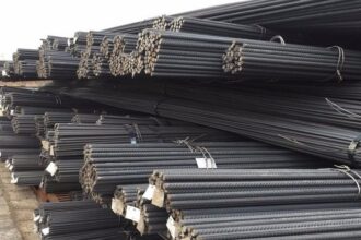 خام الحديد يهوي تحت ضغط "تخمة المعروض": زيادة إنتاج "فالي" ومخزونات الصين تقود الخسائر