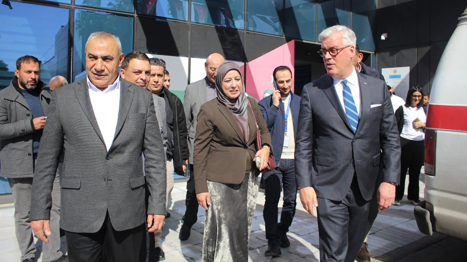 السفير الكندي يزور مركز الجراحات التخصصية في مستشفيات البشير ويشيد بالخدمات الصحية