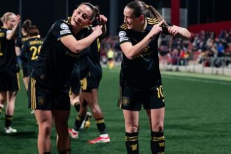 مقصات احتفالية" تشعل الجدل: سيدات مانشستر يونايتد يسخرن من "عناد" مشجع وبؤس فريق الرجال