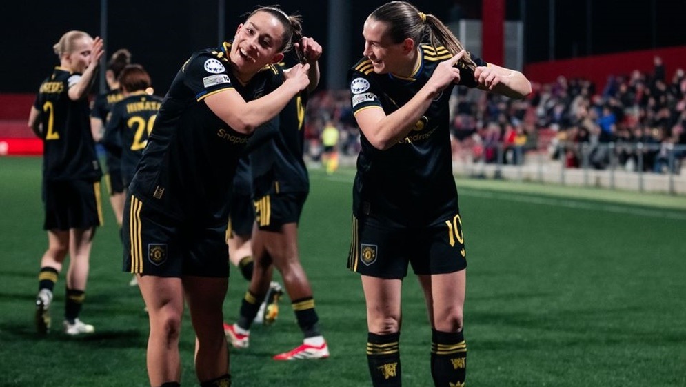 مقصات احتفالية" تشعل الجدل: سيدات مانشستر يونايتد يسخرن من "عناد" مشجع وبؤس فريق الرجال