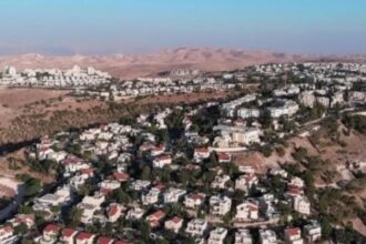 انقلاب استيطاني "ناعم" في الضفة: نتنياهو يودع "أوسلو" بفتح سجلات الأراضي للمستوطنين وتجريد السلطة من صلاحياتها