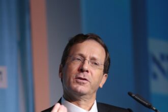 سخرية واسعة من هروب "هرتسوغ" من سؤال صحافة غزة بالهجوم على إيران وأستراليا!