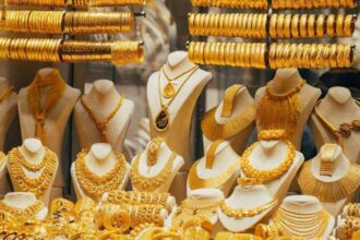 الذهب يغلق على انخفاض محدود في السوق المحلية