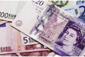 ارتفاع الجنيه الإسترليني أمام الدولار واليورو في أسواق العملات