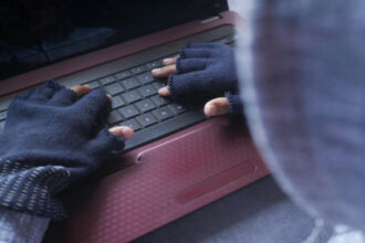 الجرائم الإلكترونية تحذّر: منصات تداول وهمية تتسبب بخسائر مالية للمواطنين