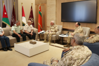 اللواء الحنيطي يبحث مع ضيف كندي تعزيز التعاون العسكري بين الأردن وكندا