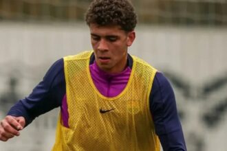 موهبة مصر في فخ البيروقراطية.. موندو ديبورتيفو: تصريح العمل يرهن مشاركة حمزة عبد الكريم مع برشلونة