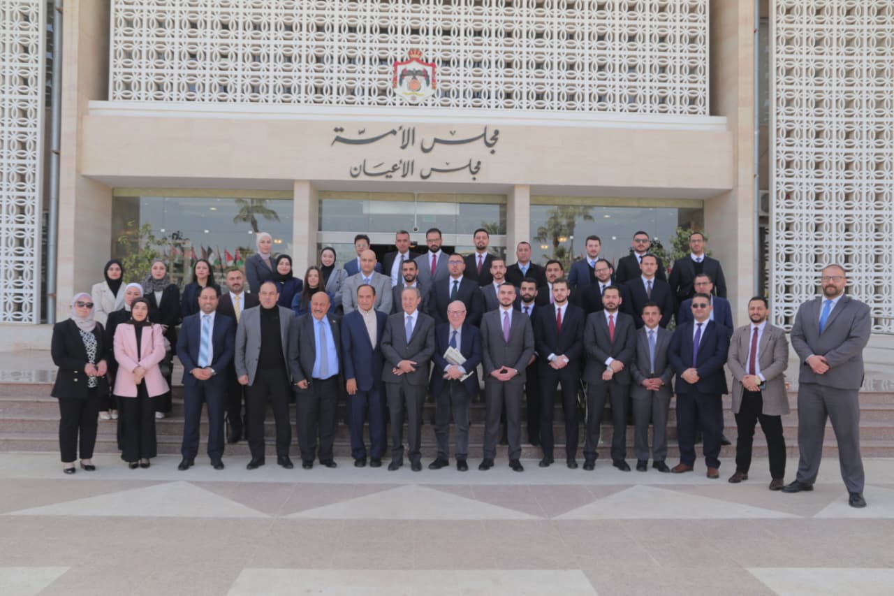 الأعيان يلتقون طلبة المعهد القضائي