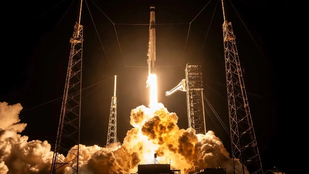 بعد أول "إجلاء طبي" في التاريخ.. طاقم دولي يصل المحطة الفضائية لترميم الثغرة البشرية