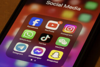 الأردن يدرس قوننة وسائل التواصل للأطفال دون 16 عامًا