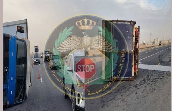 تدهور شاحنة يُعيق الحركة باتجاه عمان