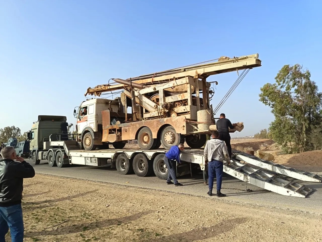 صورة حول : "المياه" تضبط حفارة مخالفة بالأزرق "المياه" تضبط حفارة مخالفة بالأزرق