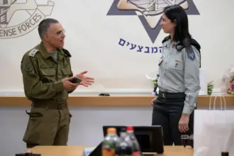 أدرعي يسلّم مهامه إلى إيلا واوية في جيش الدفاع الإسرائيلي