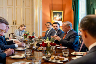 عاجل| الملك يلتقي رئيس الوزراء البريطاني ستارمر في لندن