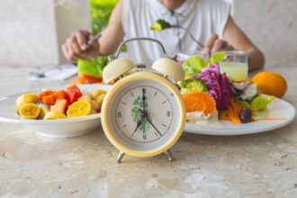 الصيام المقلّد» يقلّص العمر البيولوجي 2.5 سنة.. دراسة تكشف فوائد صحية تعادل عكس الشيخوخة