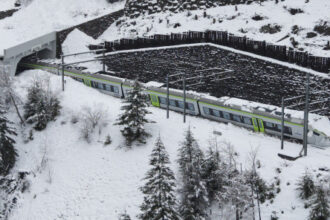إصابة 5 أشخاص في انحراف قطار بجبال الألب السويسرية