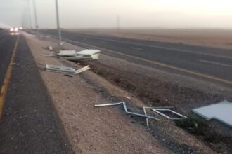 الدوريات الخارجية تتعامل مع عائق مروري على الطريق الصحراوي