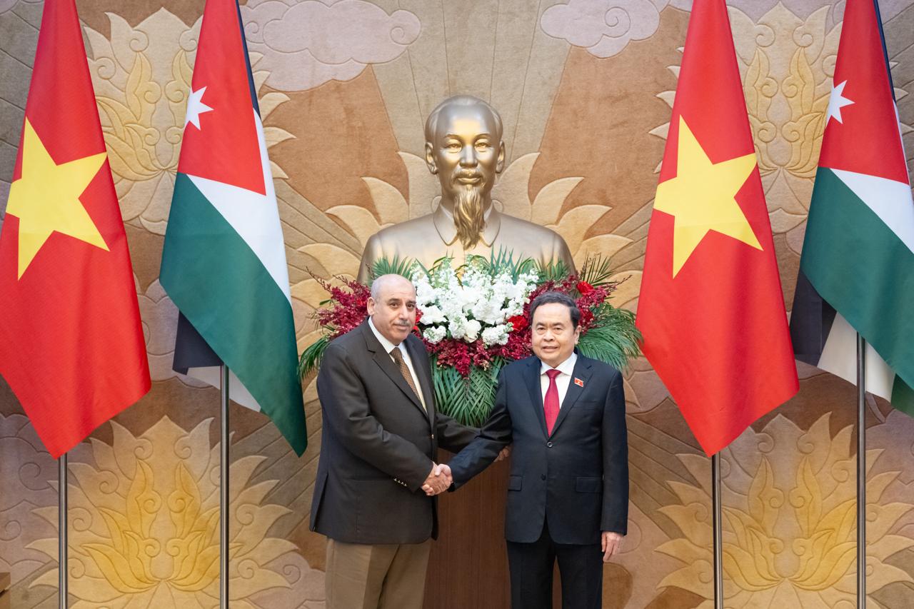 القاضي ورئيس الجمعية الوطنية الفيتامي يبحثان سبل التعاون البرلماني