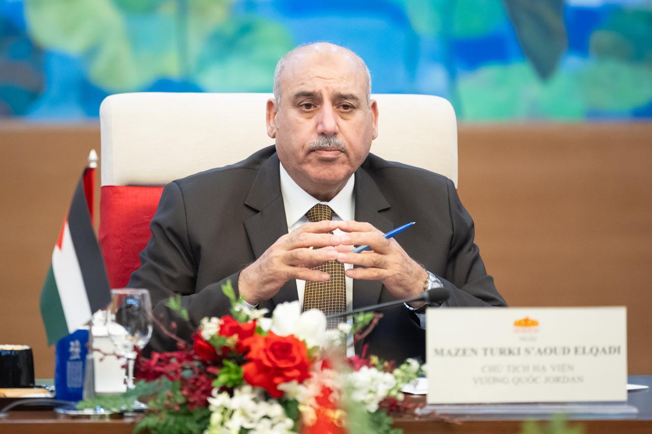 القاضي ورئيس الجمعية الوطنية الفيتامي يبحثان سبل التعاون البرلماني