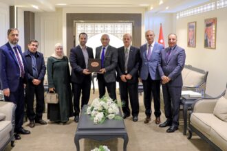 "الصحة النيابية" "تكرّم الدكتور عامر وريكات تقديراً لجهوده الإنسانية