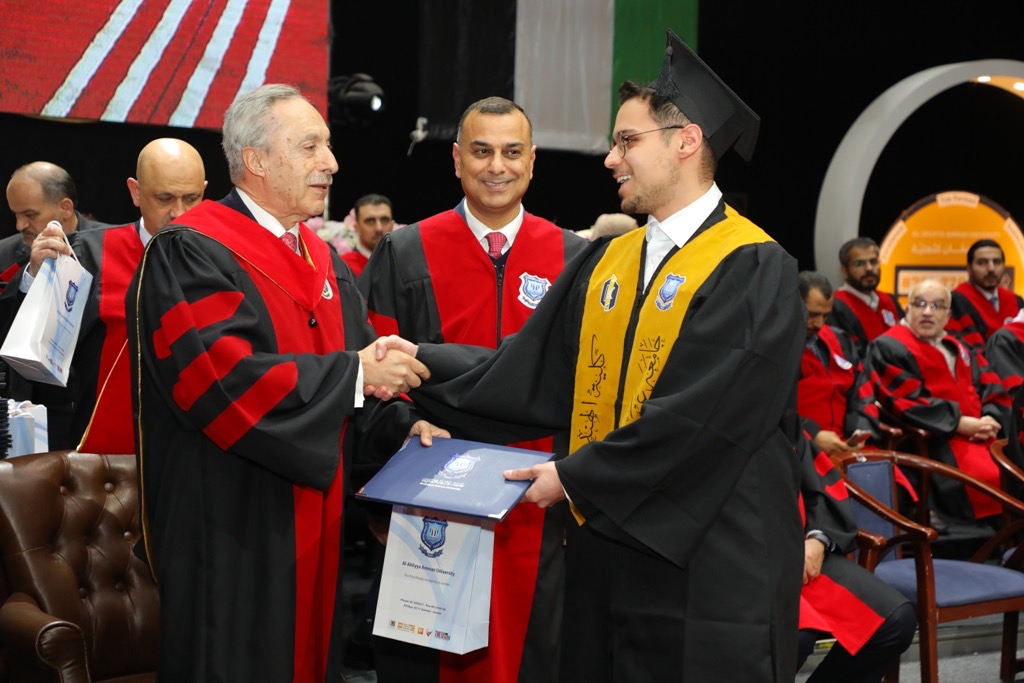 بالصور.. دولة الكباريتي يرعى اليوم الثاني لإحتفال عمان الاهلية بتخريج طلبة الفصل الاول من الفوج 33