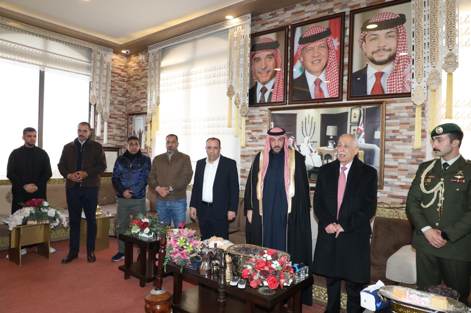 **مندوبا عن الملك وولي العهد… العيسوي يعزي عشيرتي الحويان وأبو الريش**