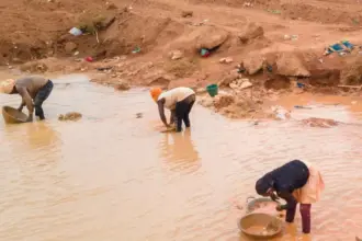 انهيار منجم ذهب يودي بحياة 11 شخصاً