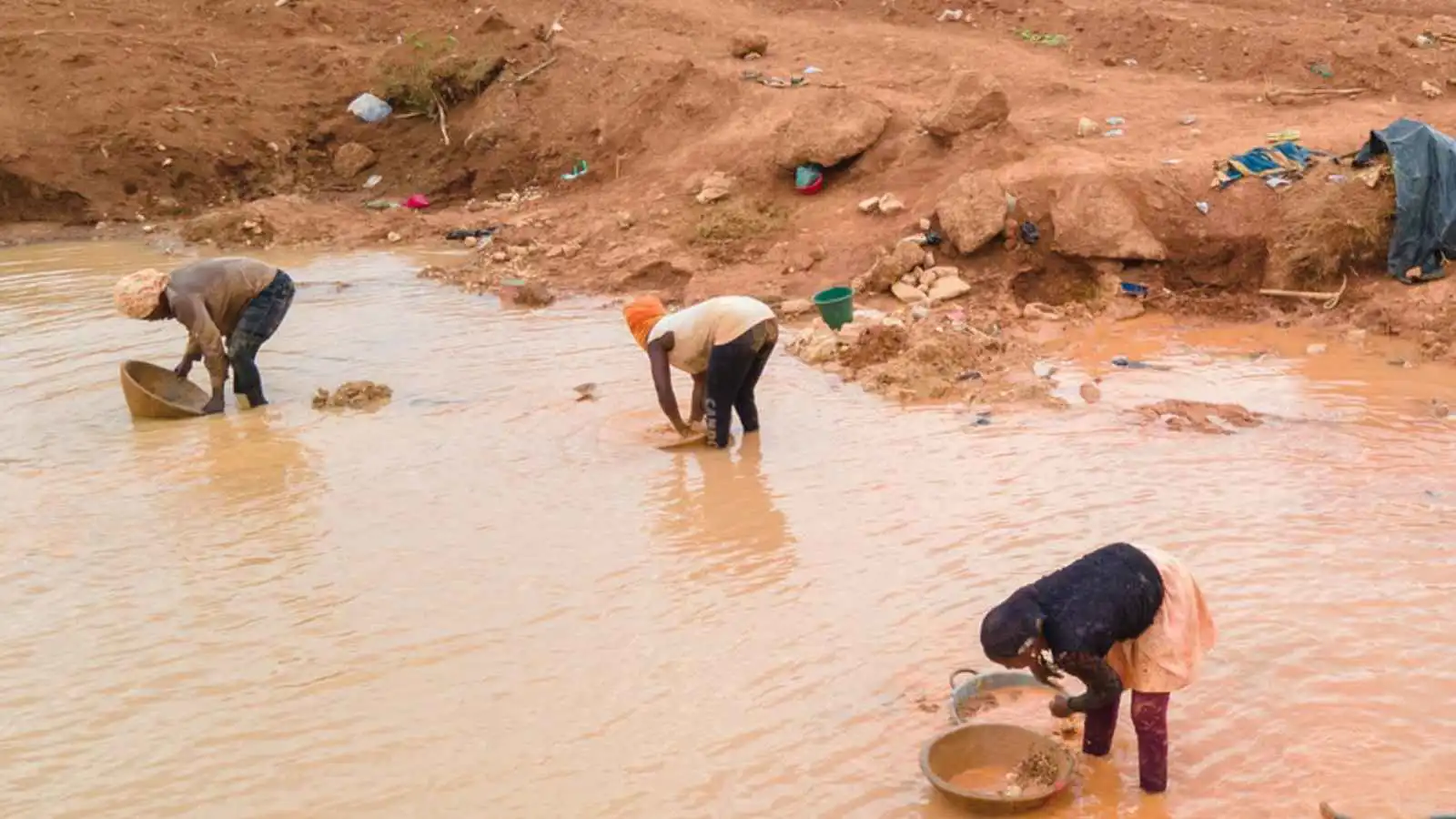 انهيار منجم ذهب يودي بحياة 11 شخصاً